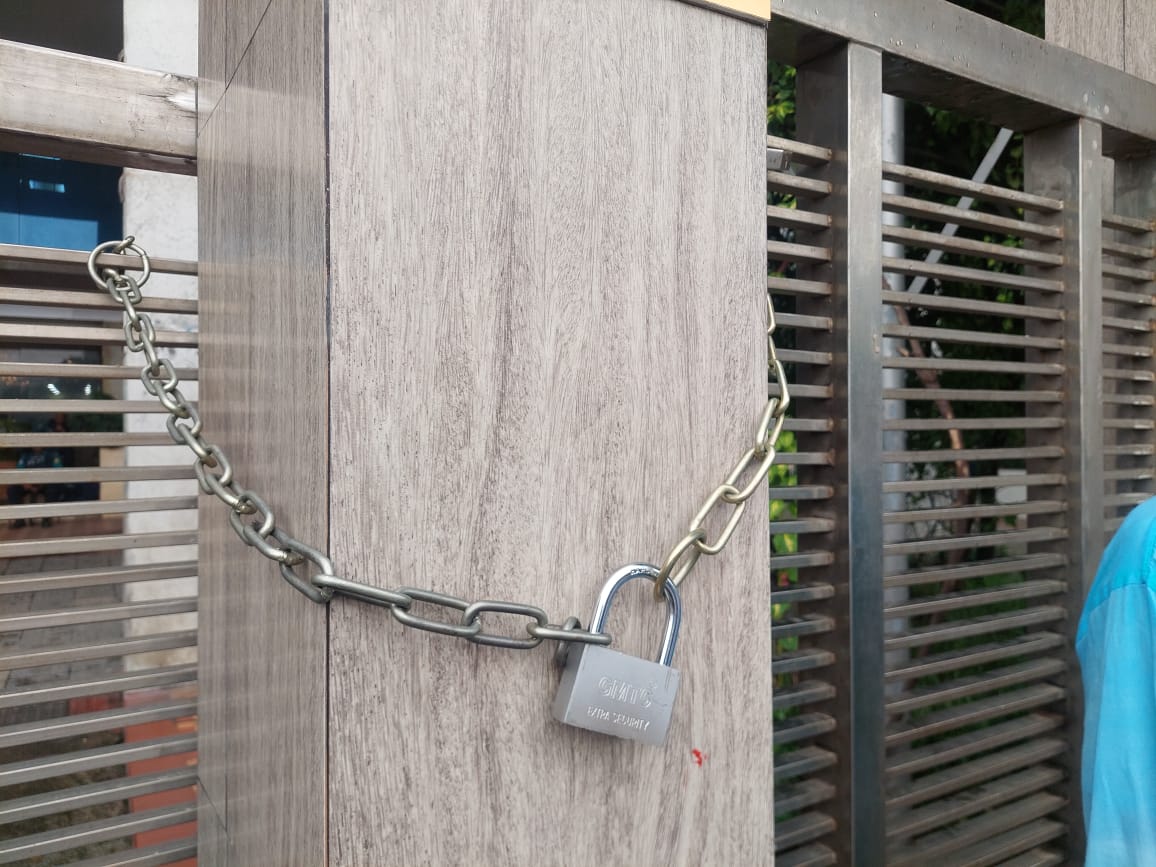 টানা পতনের প্রতিবাদে বিএসইসি’র মেইন গেটে তালা